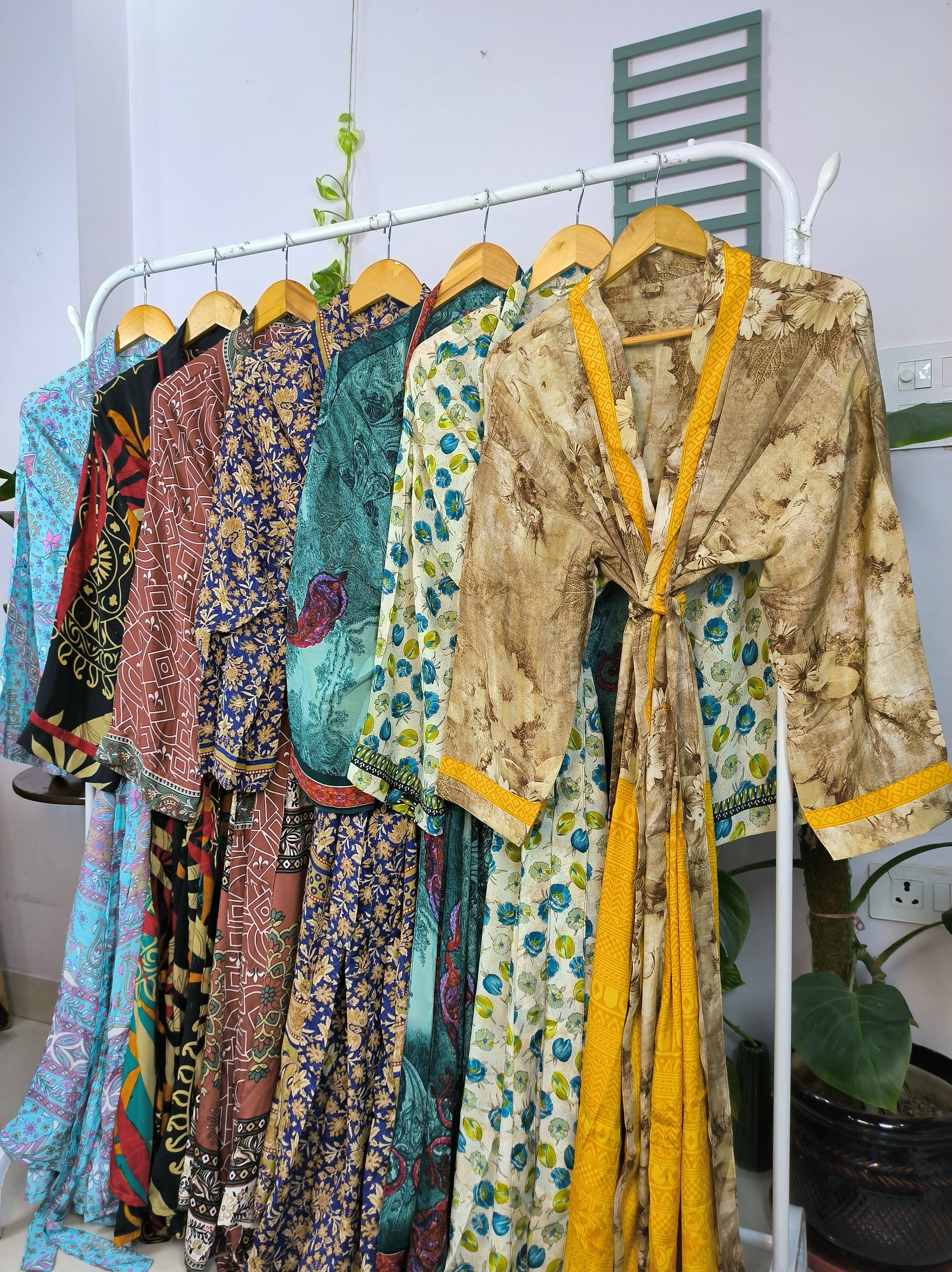 The Eastern Loom – wholesale Kimono - Dam – Set med mixade recycled silk sari-kimono badrockar1