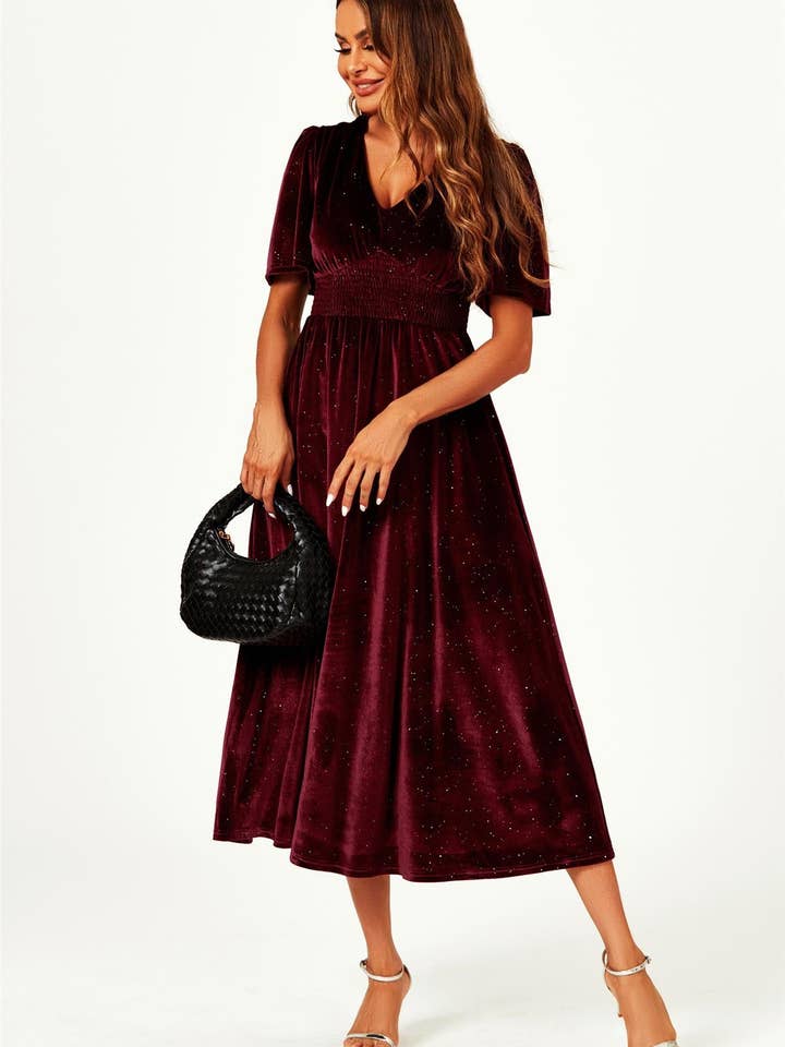 Schimmerndes Samt-Midikleid mit V-Ausschnitt in Weinrot für den Großhandel von FS Collection