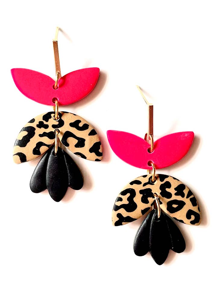 Boucles d'oreilles en argile à imprimé rose vif et léopard pour la vente par Clay by K