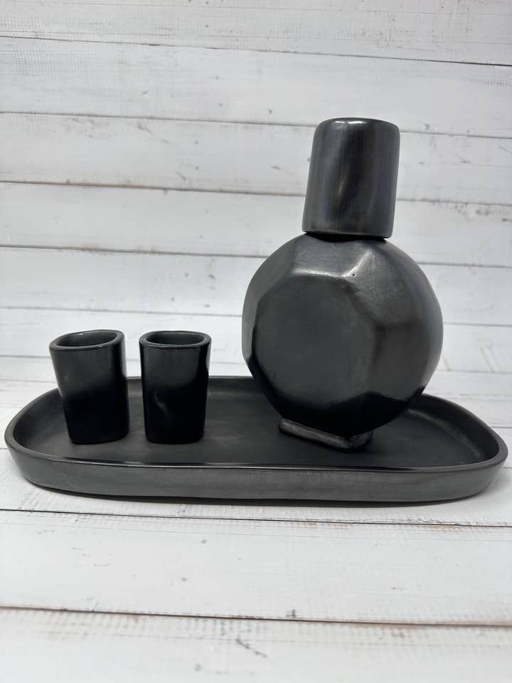 Botella Con Mezcaleros (Barro Negro/Black Clay) pour la vente par Pottery Selections Co