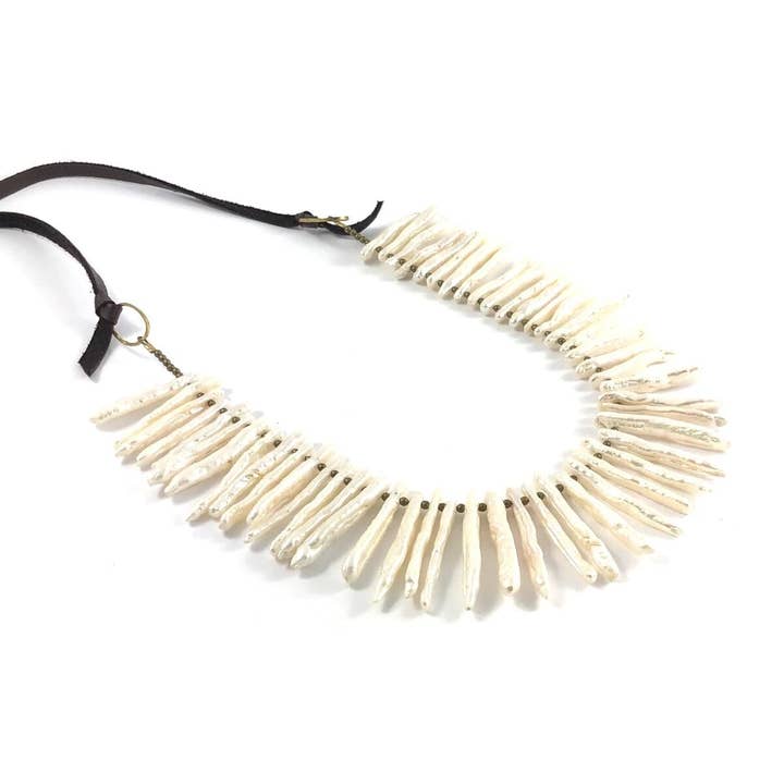 Grânulos de pérolas Biwa em colar de couro por atacado de Crunchy Diva Designs