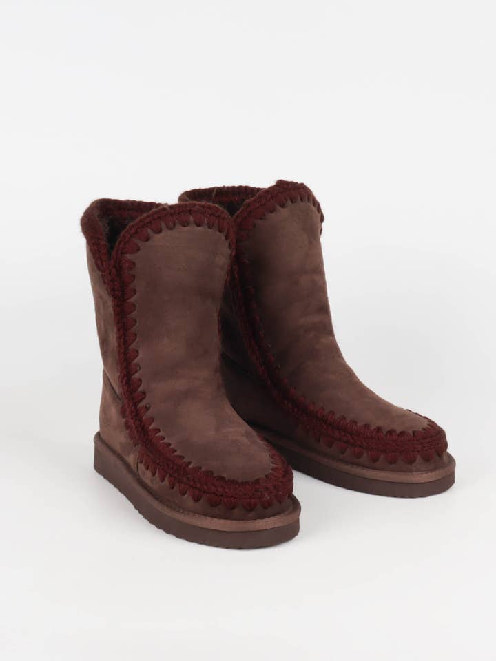 Cozy suede boots with braided fur trim for wholesale by La Bottine Souriante