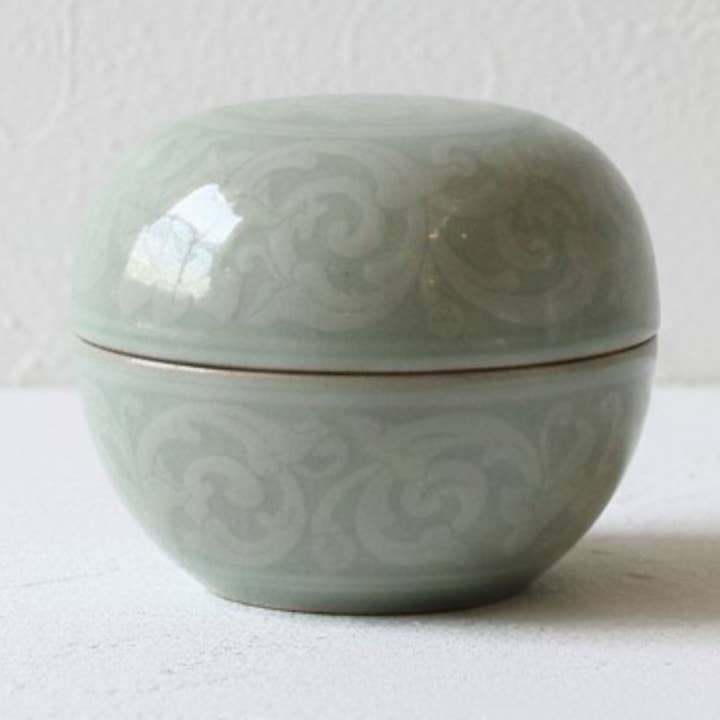 Bol décoratif couvert en céramique fait main pour la vente par Sok Living