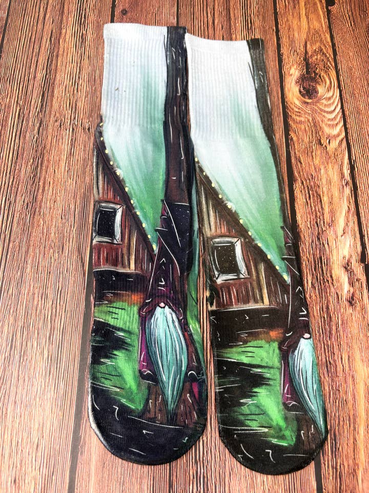 Calzini sublimati con capanna dello gnomo per la vendita all'ingrosso da parte di Third Wolf Designs