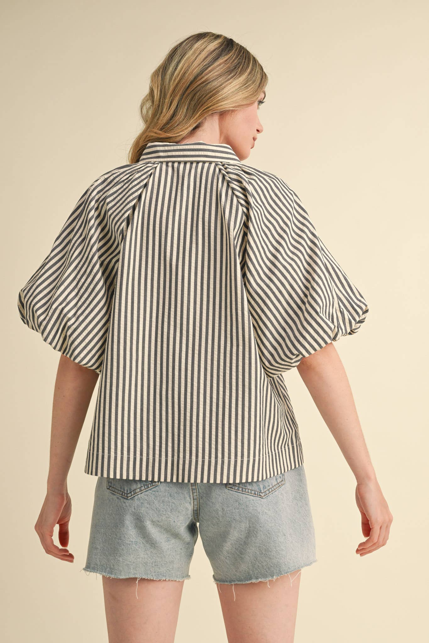 &MERCI – Engroshandel Skjorte med buttondown – til kvinder – STRIBET BOBLEÆRME KNAPNED TOP MTP332956