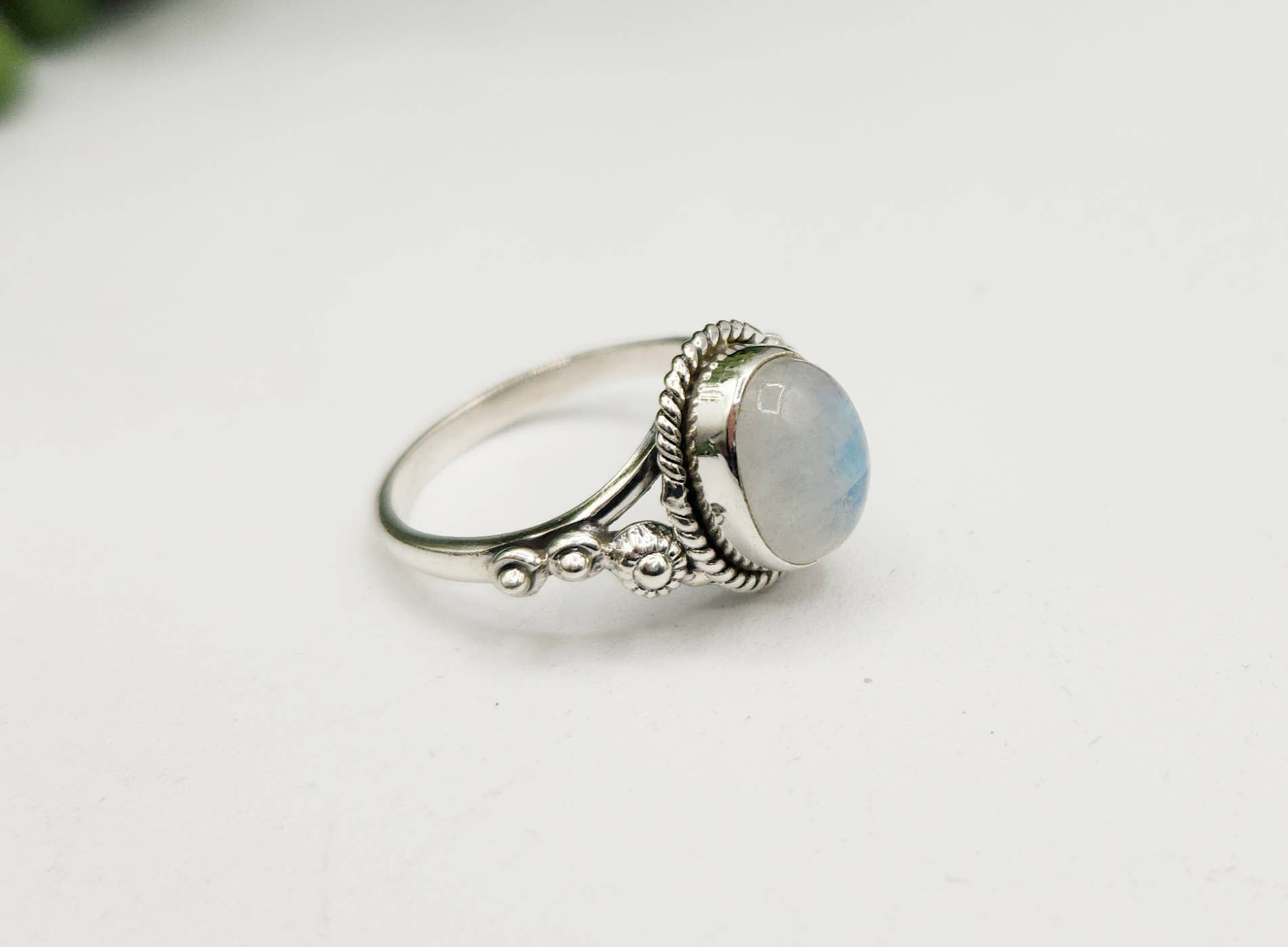 Meraki Gemstones - Venta al por mayor Anillos grandes/de cóctel - Anillo de plata de ley (925) con piedra preciosa de piedra lunar arcoíris5