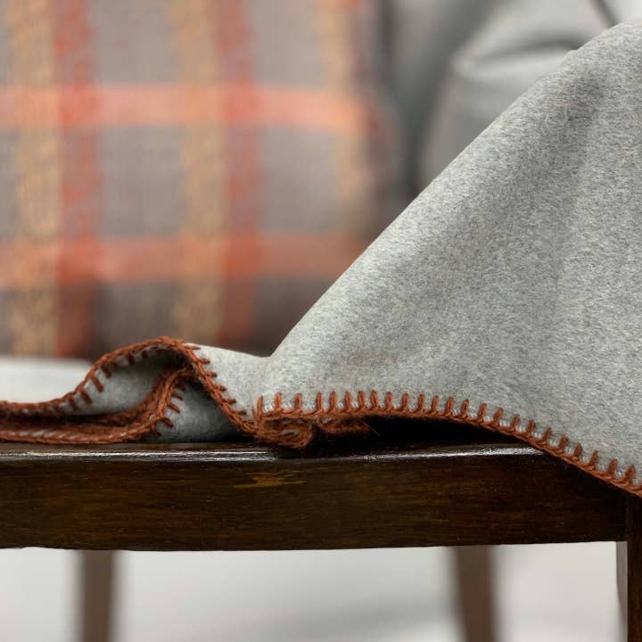 C.C.&Co.Srl – wholesale Prydnadsfilt – Pure Cashmere Filt med sadel nertill i bränd färg Cod 524