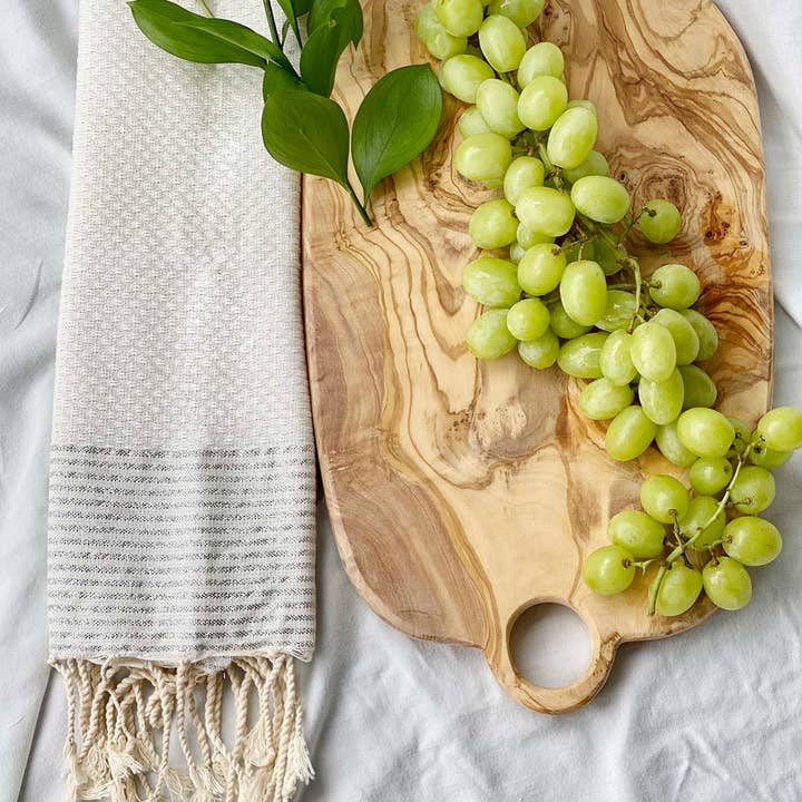 Scents and Feel - Vente Planche à découper - Planche à découper moyenne en bois d’olivier avec trou1