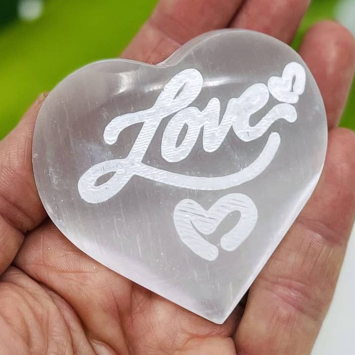 Selenit Graverad "Kärlek" Kristallhjärta för wholesale av Rock Paradise