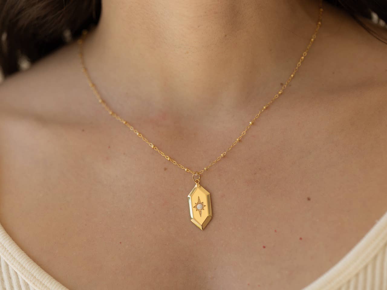 The Land of Salt - Vente Colliers à pendentif - Collier amulette opale Sloane en or2