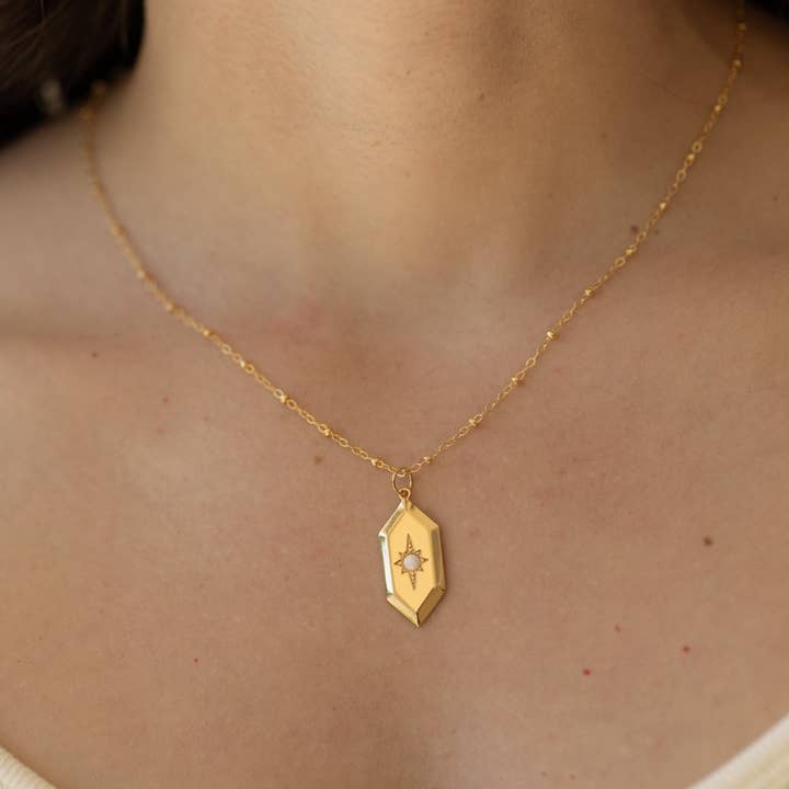 The Land of Salt - Vente Colliers à pendentif - Collier amulette opale Sloane en or2