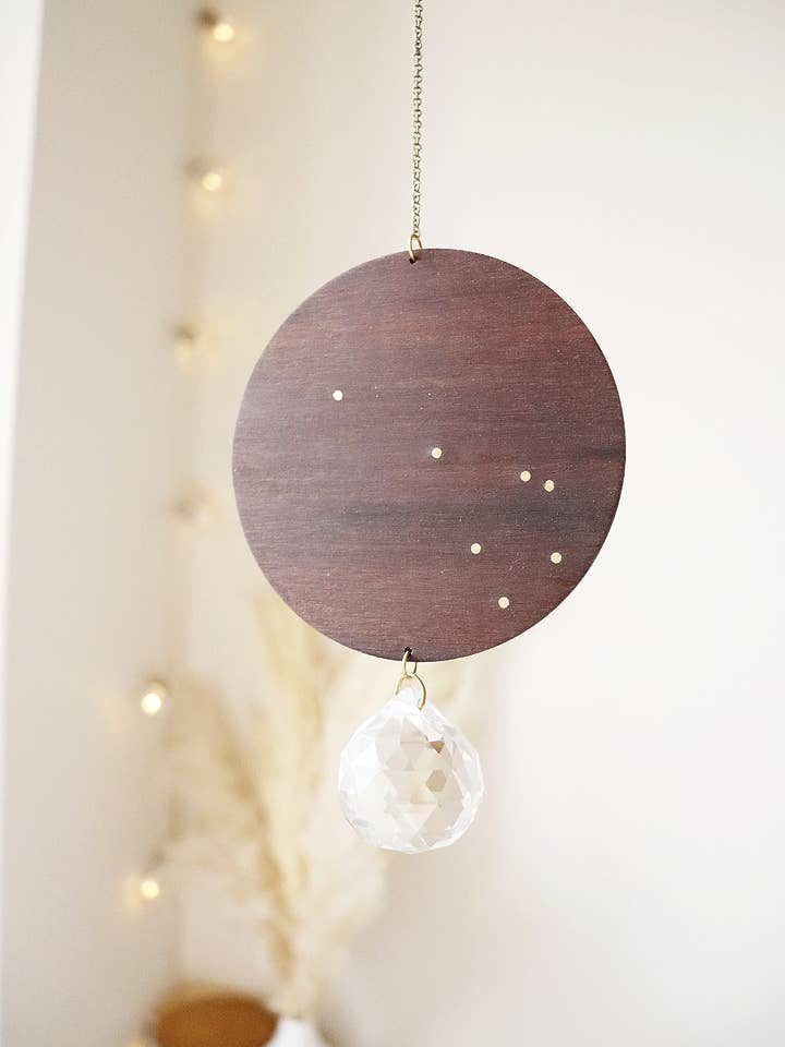 Atrapador de luz circular de madera de nogal con incrustaciones de puntos de latón para venta al por mayor de Peppy Sun