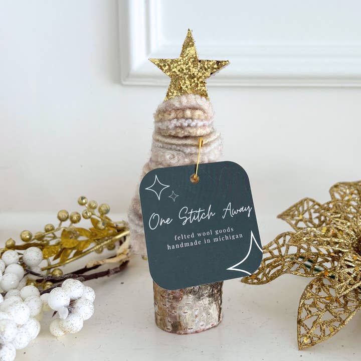 One Stitch Away - Vendita all'ingrosso Decorazione natalizia - Albero di Natale in miniatura in lana infeltrita color crema