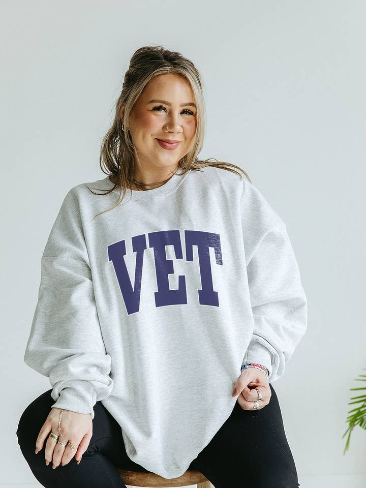 Sweat-shirt pour vétérinaire pour la vente par Girl Tribe Co