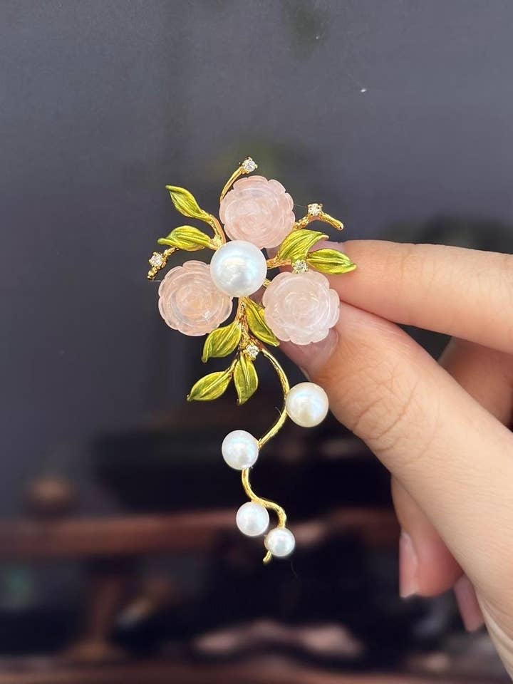 Handgesneden Rozenkwarts & Parel Bloemenbroche | Multi-Draagbaar voor wholesale door Morado