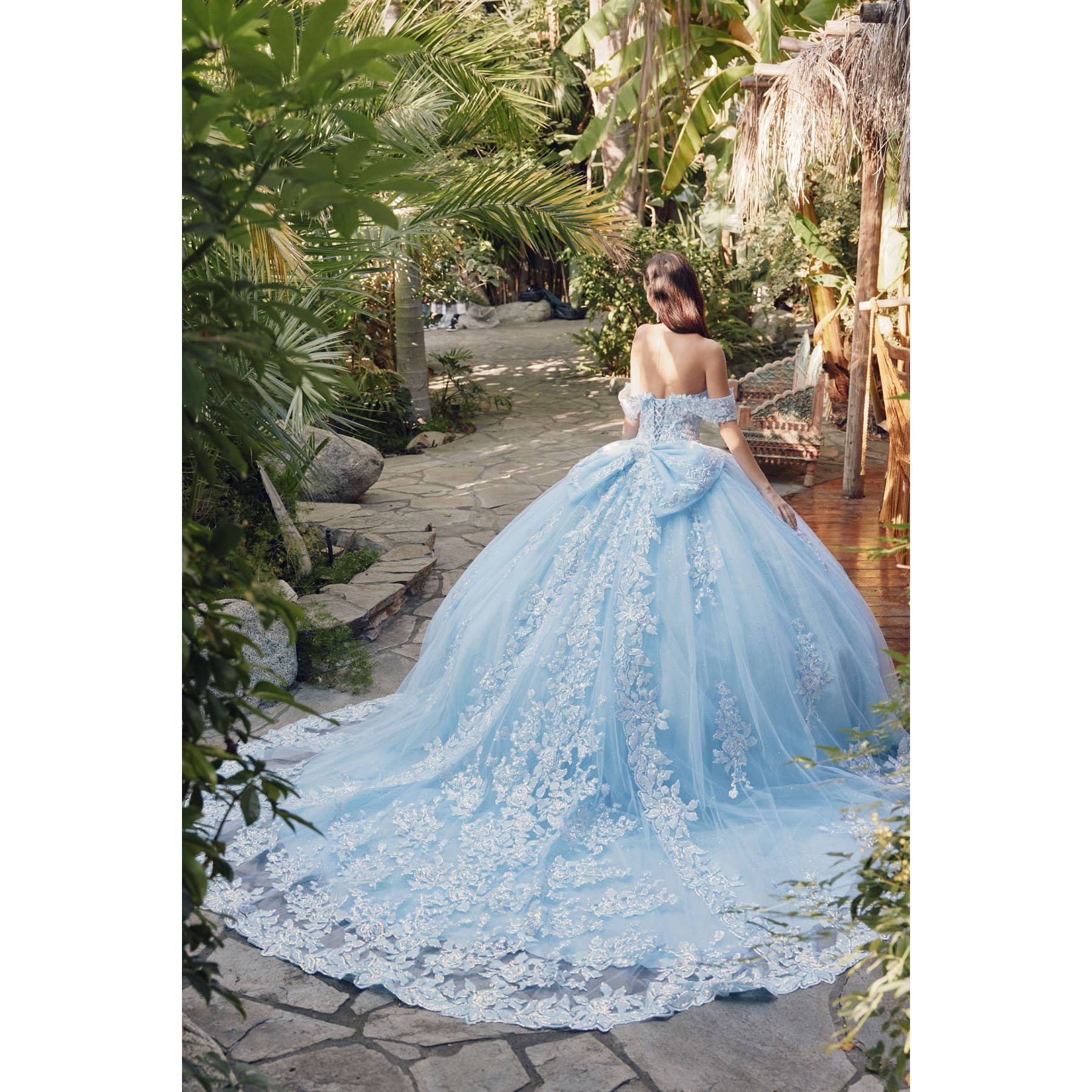 Juliet – Großhandel Abendkleid – Damen – Schulterfreies Quinceañera-Ballkleid mit Stickereien, Spitzenapplikationen und Schleife am Rücken2