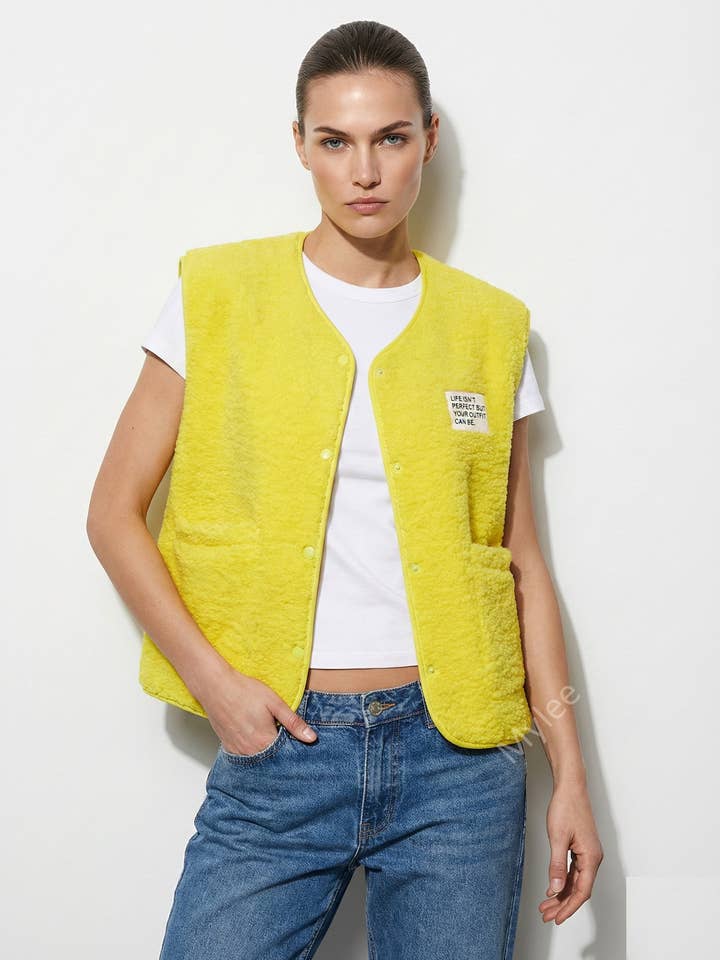 Fleece Vest With Patch @3418_GiEcussonMoumoute for wholesale by Mimi & Gogo