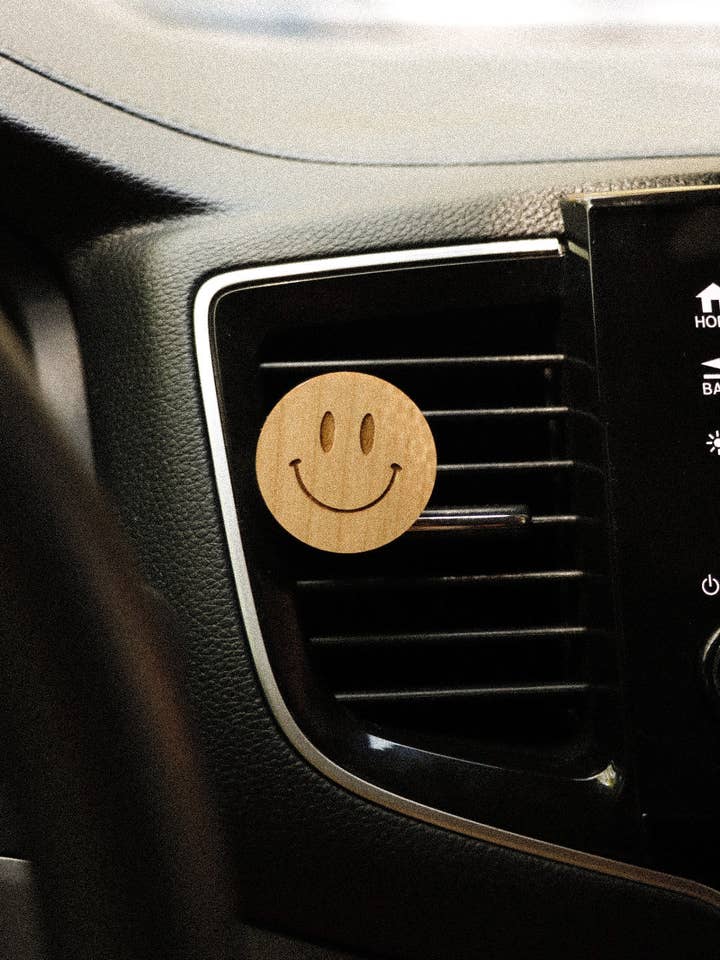 Diffusor für Autolüfter mit ätherischem Smiley Face, Holz für den Großhandel von DayCrafter