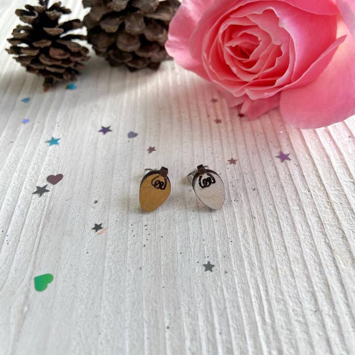 Mini-Ohrringe mit Weihnachtslichtern aus Holz für den Großhandel von Daffodil