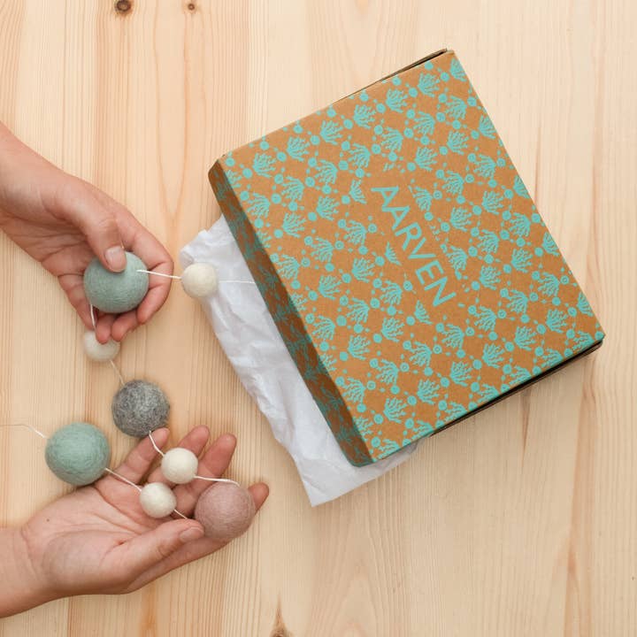 Couleurs pastels Guirlandes à pompons en feutre en vente sur Faire1