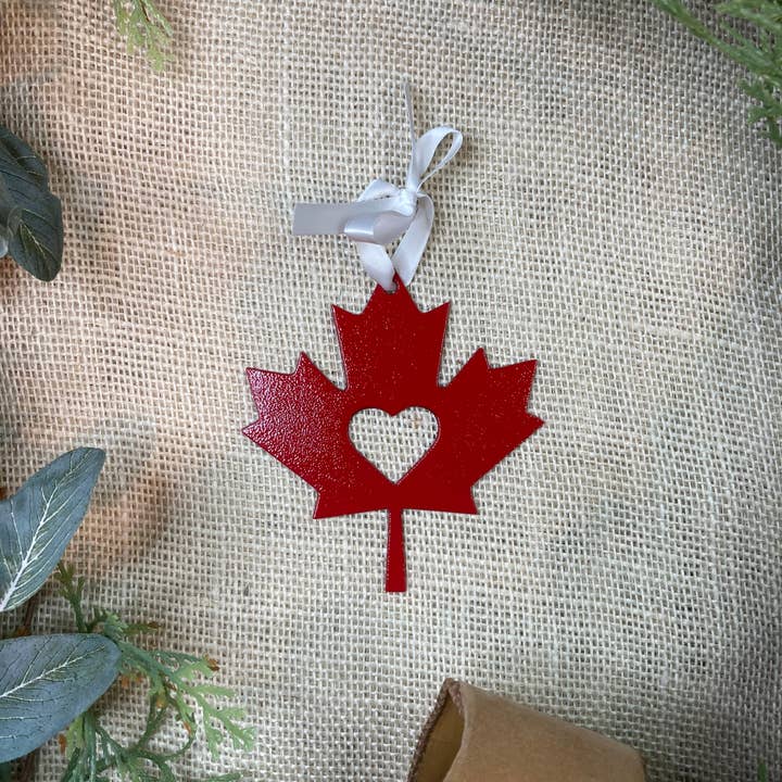 Ornement en métal Feuille d'érable avec cœur pour la vente par Lakeshore Impressions