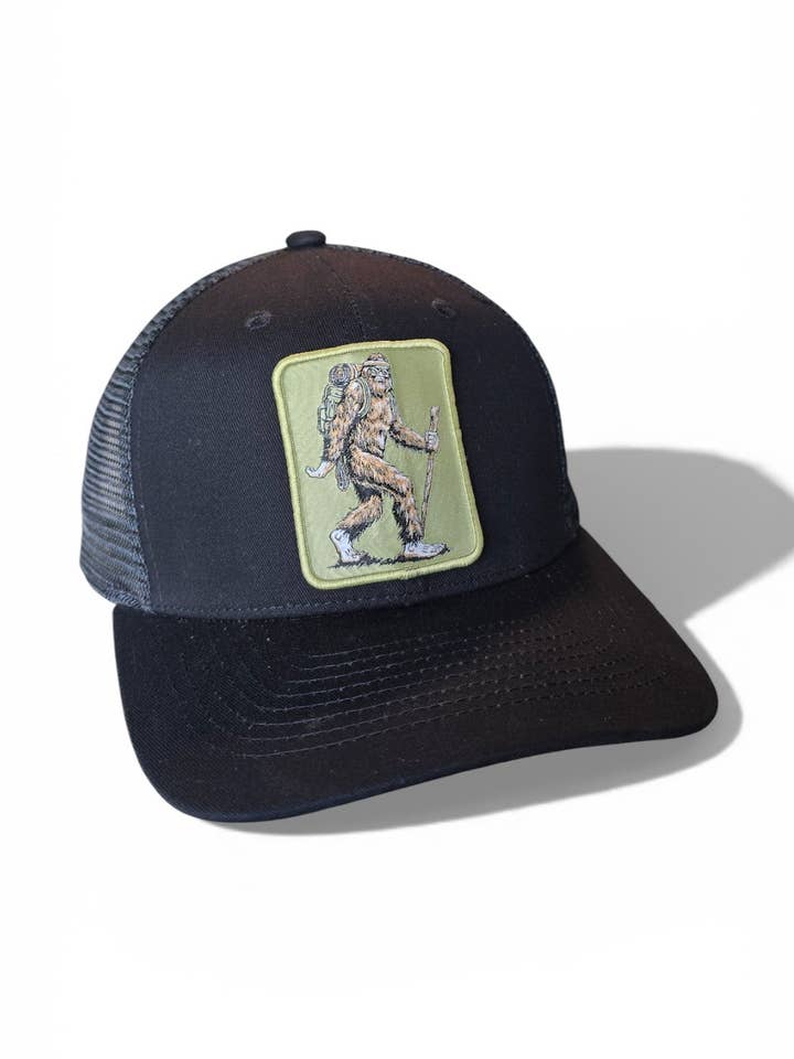 Boné Trucker Bigfoot Sasquatch para Caminhadas | Boné Snapback para Atividades ao Ar Livre por atacado de Moove Headwear