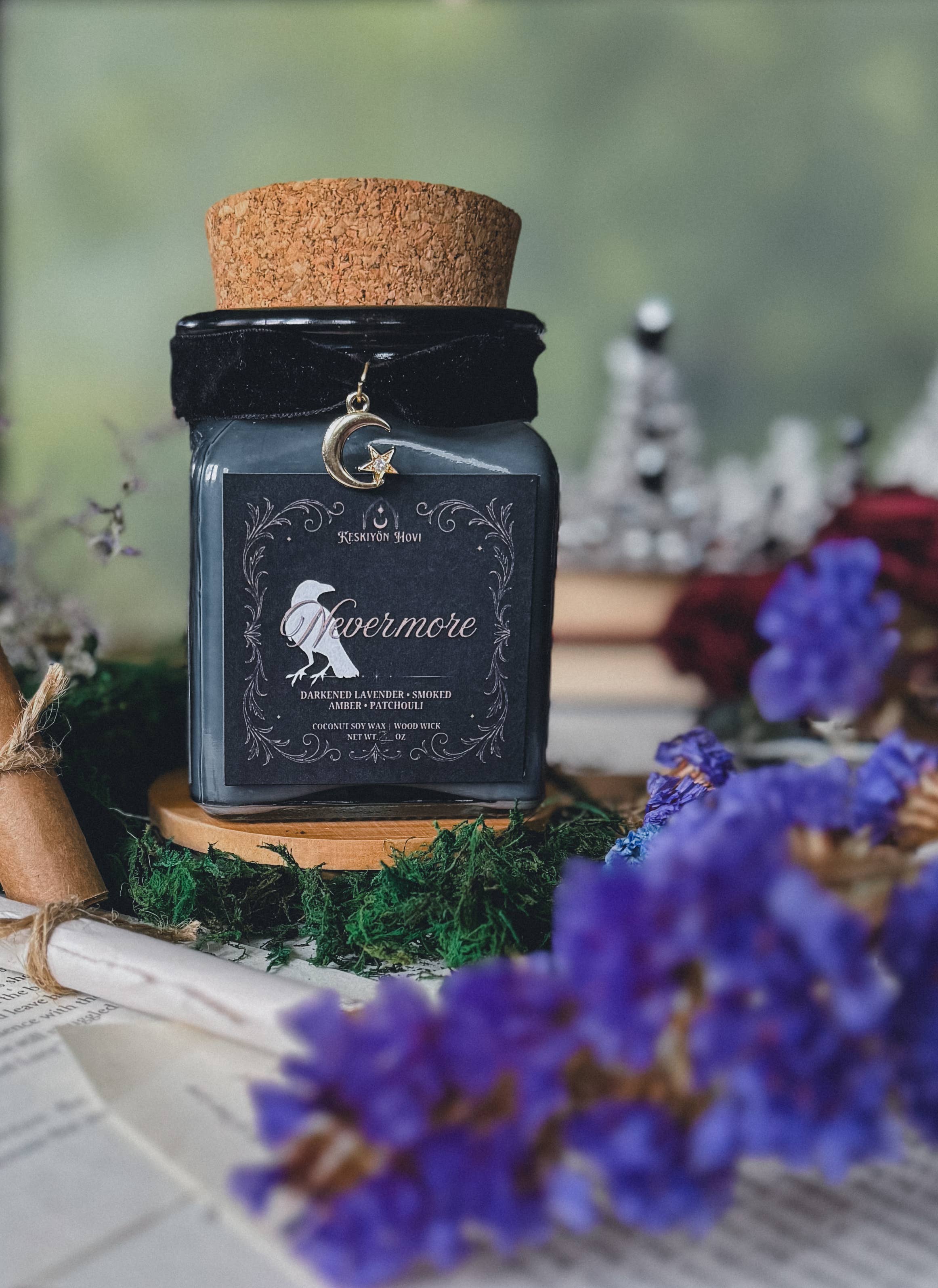 Keskiyön Hovi - The Midnight Court - Wholesale Jar/Filled Candle - Nevermore Literary Candle with Charm- Smoked Lavender1
