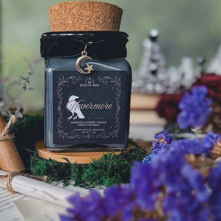 Keskiyön Hovi - The Midnight Court - Wholesale Jar/Filled Candle - Nevermore Literary Candle with Charm- Smoked Lavender1