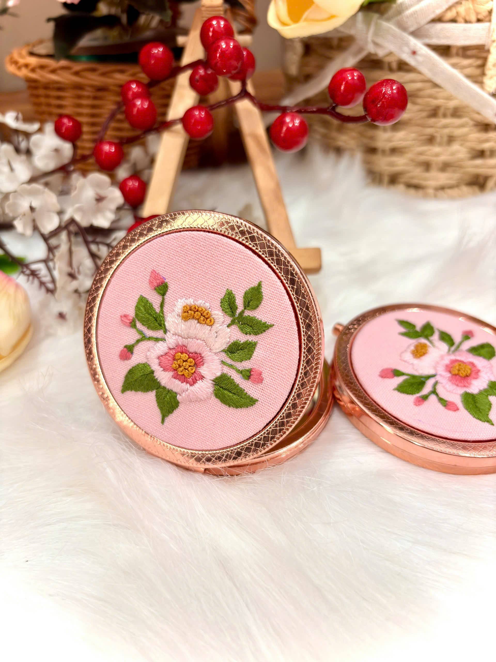 Maple Dream Store – Engroshandel Kompaktspejl – Premium Vintage Blomstret Håndbroderet Lommespejl37