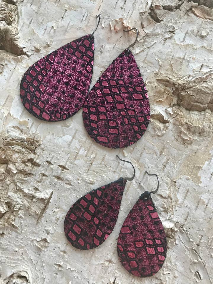 Boucle d'oreille en cuir écailles rose pour la vente par Cre8tv Qn