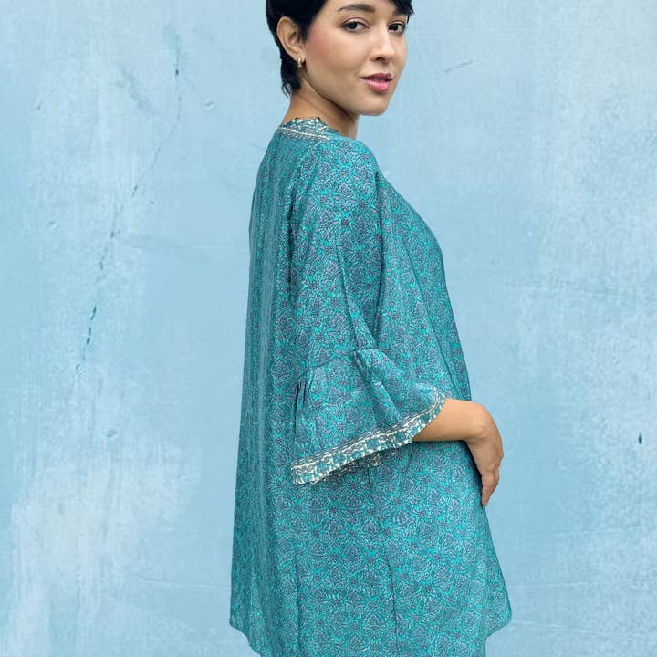 Kimono à volants Saari Aqua pour la vente par AMANSH