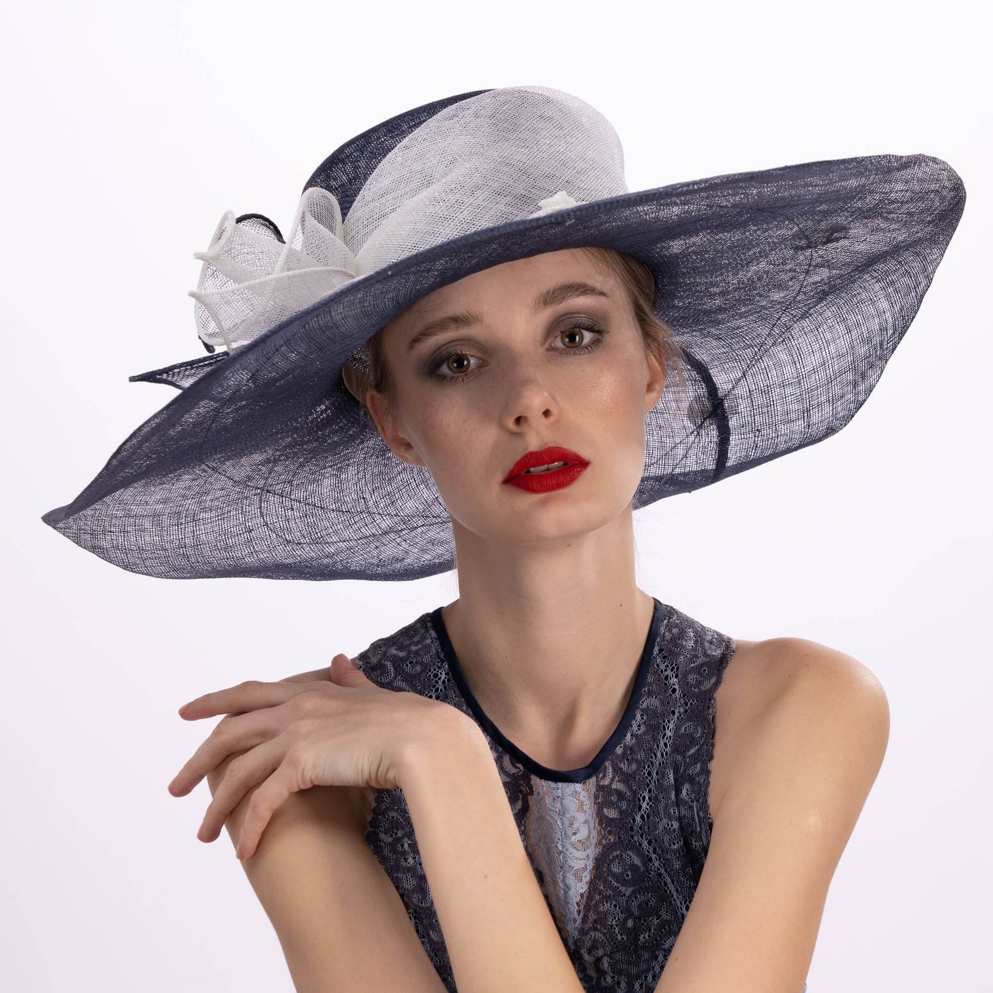 KaKyCo – Großhandel Fascinator – Damen – Zweifarbige Callalily Verzierte Breite Weiche Sinamay Hüte | 11713810