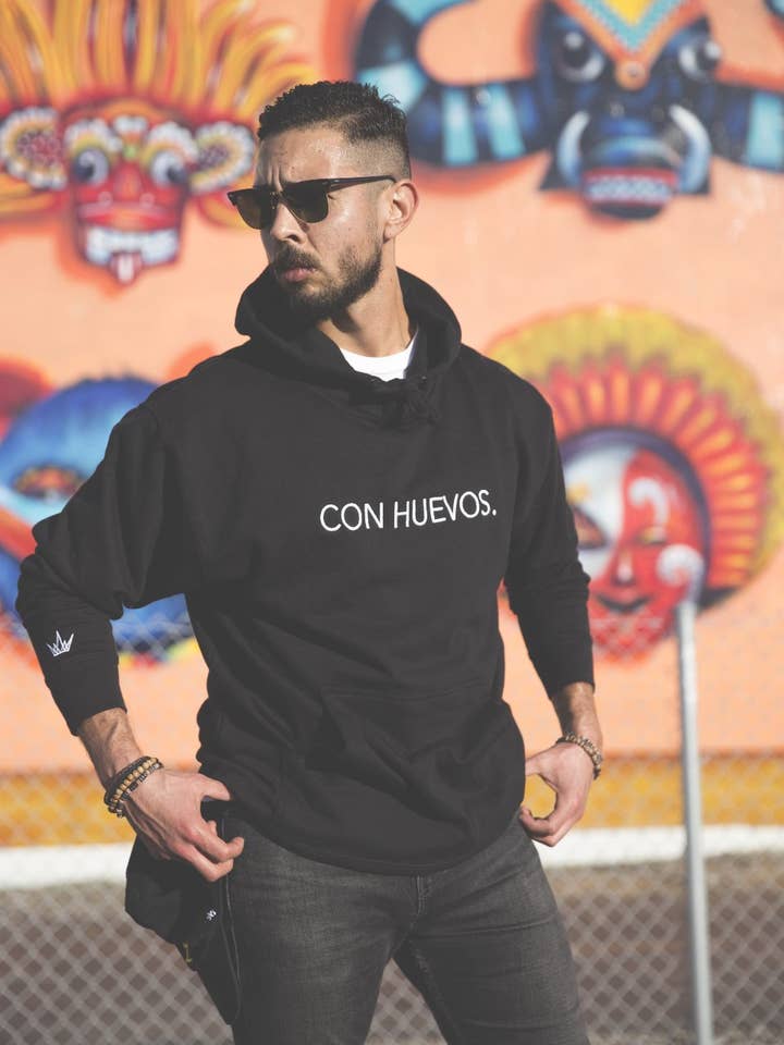 NYTAQ™ – Großhandel Hoodie – Herren – Con Huevos. Bestickter Kapuzenpulli Schwarz (Bündeln und sparen)1