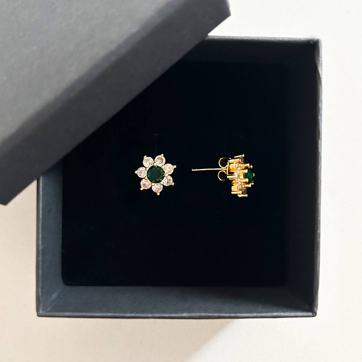 ÉCLAIRE - Vente Clous d'oreille - Paire de boucles d’oreilles fleuries plaquées or 18 carats1