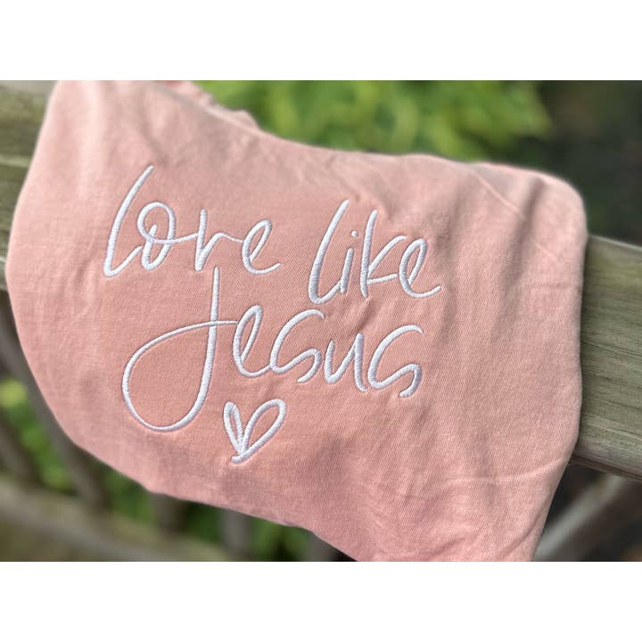 Elsk som Jesus m/Hjerte Broderet Comfort Colors T-Shirt for engroshandel hos Your Embroidery Girl