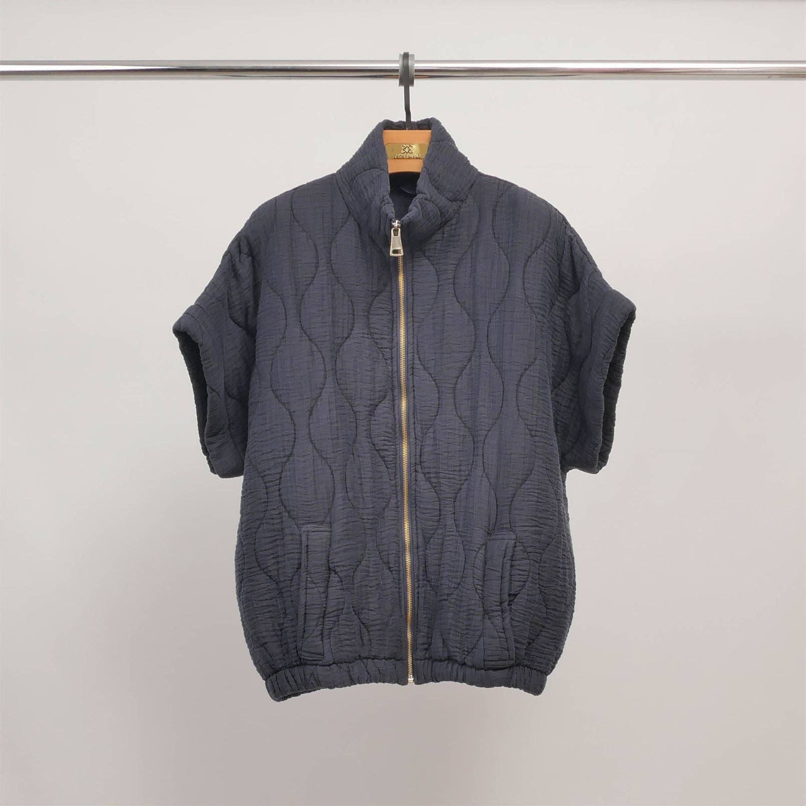 Cecile Wang - Venta al por mayor Chaqueta - Mujer - Chaqueta acolchada de manga corta con cremallera DB146792