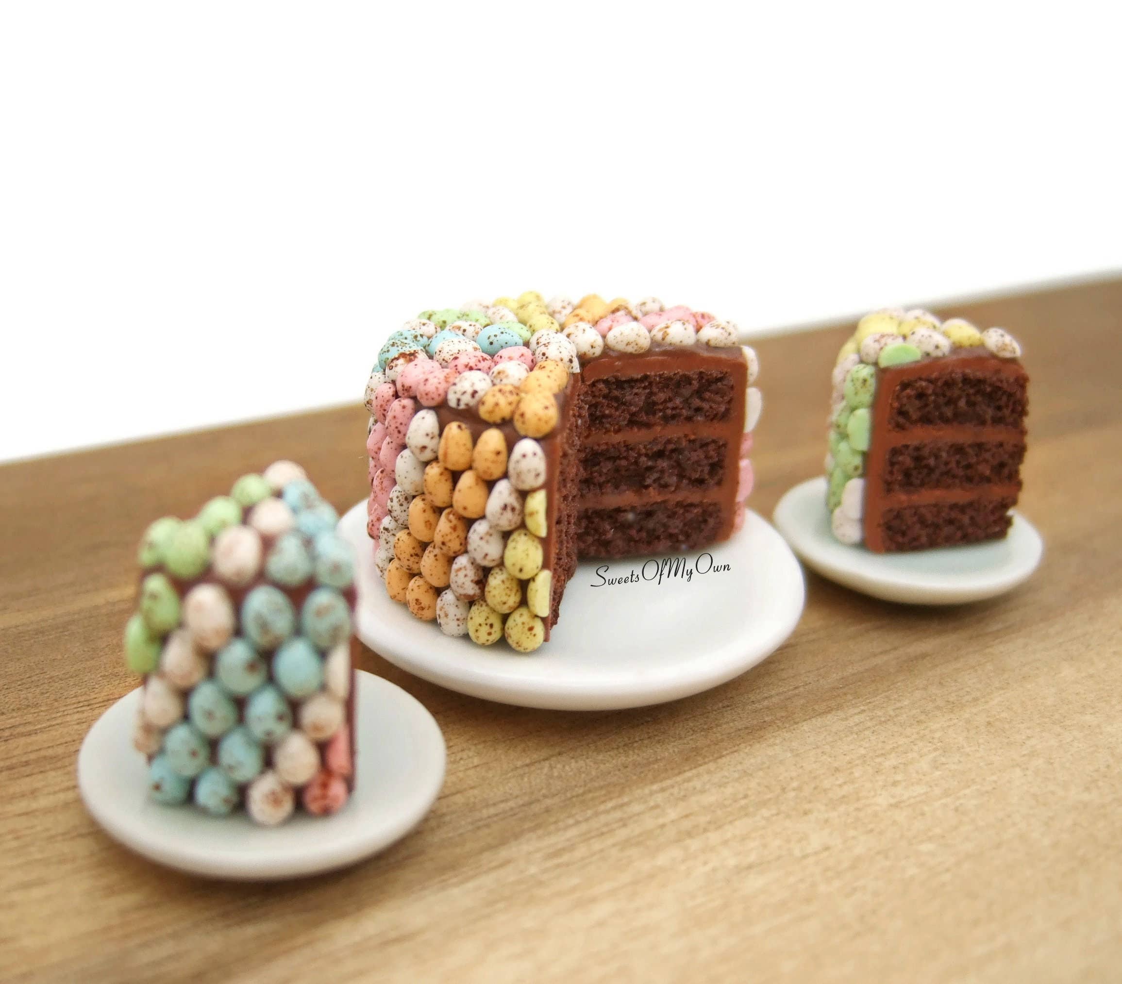 Sweetsofmyown - Vente Décorations de table - Gâteau au chocolat miniature recouvert de 216 mini œufs2