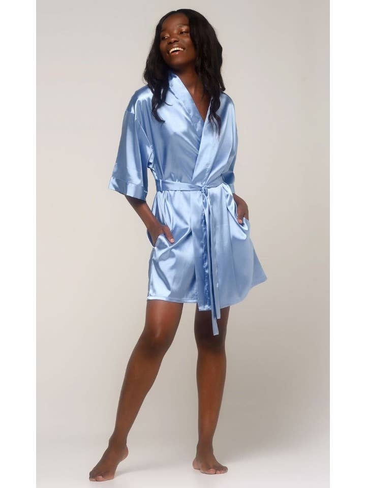Luftig Blå LM Brands Airy Blue Satin Kimono Kort Klänning LM9060-Airy Blue för wholesale på Faire