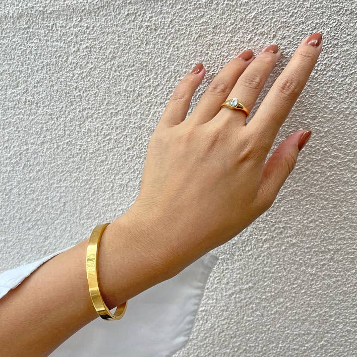 MAI DESIREE - Wholesale Signet Ring - JEANIE GOLD OVAL SIGNET RING3