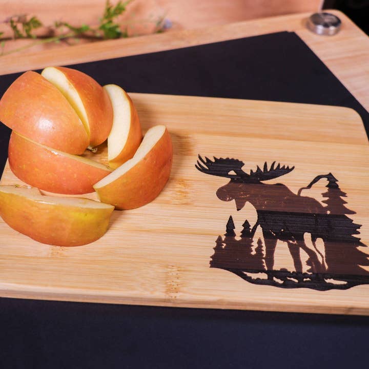 Planche à découper en bambou gravée au laser Moose in Forest pour la vente par Rustic Cedar Co