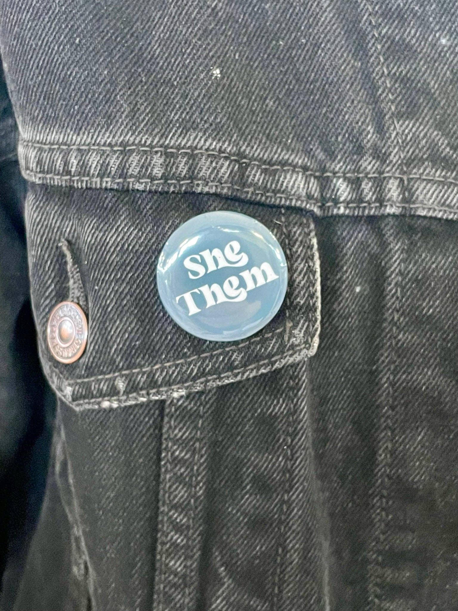 Stone Donut Design, LLC - Vendita all'ingrosso Spilla da bavero - Spille con pronomi (diametro 1,25")3