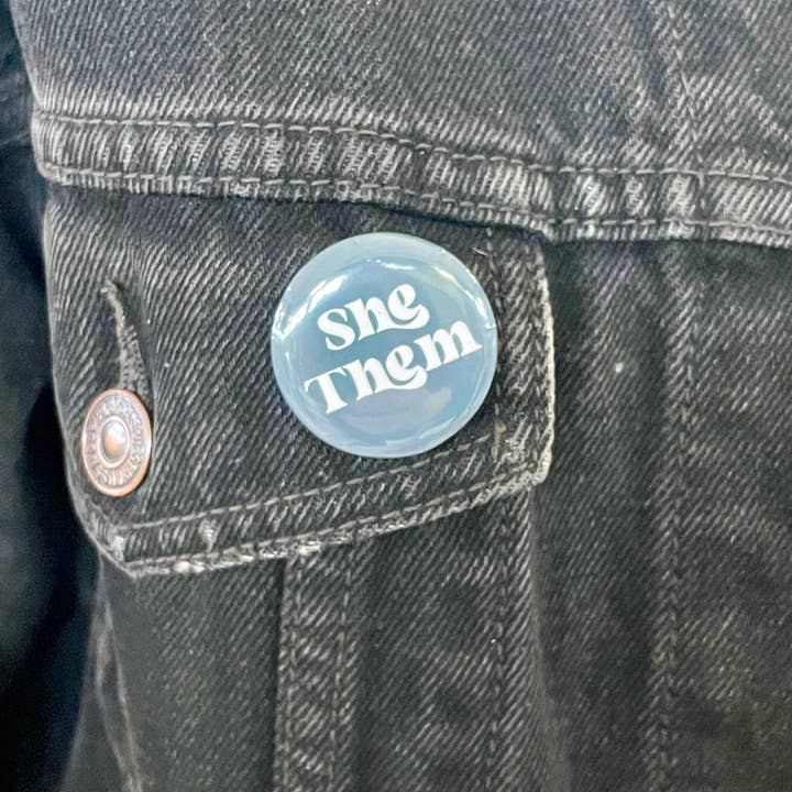 Stone Donut Design, LLC - Vendita all'ingrosso Spilla da bavero - Spille con pronomi (diametro 1,25")3