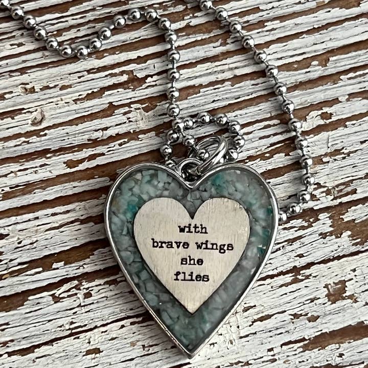 UnfiniSHEd – wholesale Hänge-/berlockhalsband – Brave Wings Krossad Amazonit Hjärta Hängsmycke Halsband1