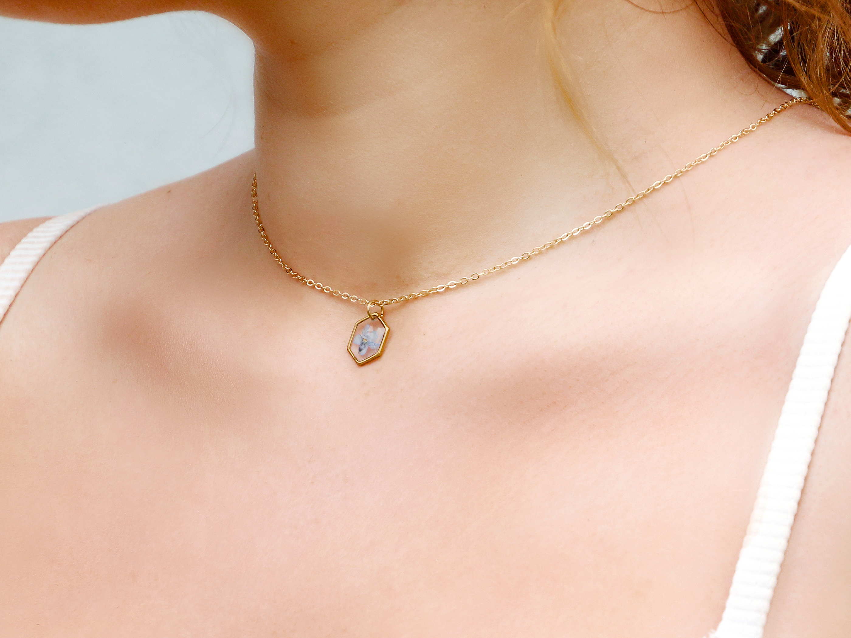 Allie and Posie – wholesale Pendant/charm necklace – ZORA Hexagon forget-me-not necklace1
