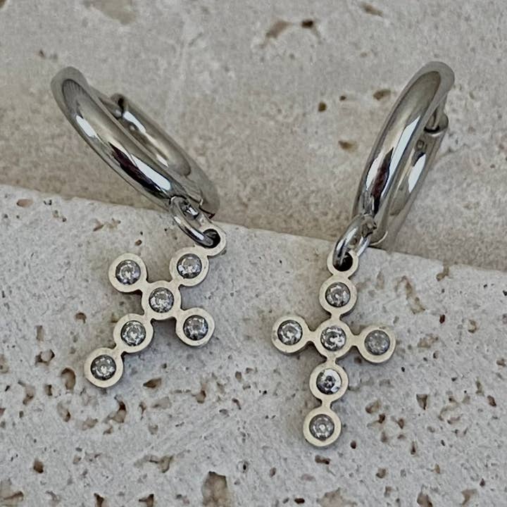 Silver Cross Huggies Ohrringe aus Edelstahl für den Großhandel von Amady Jewelry