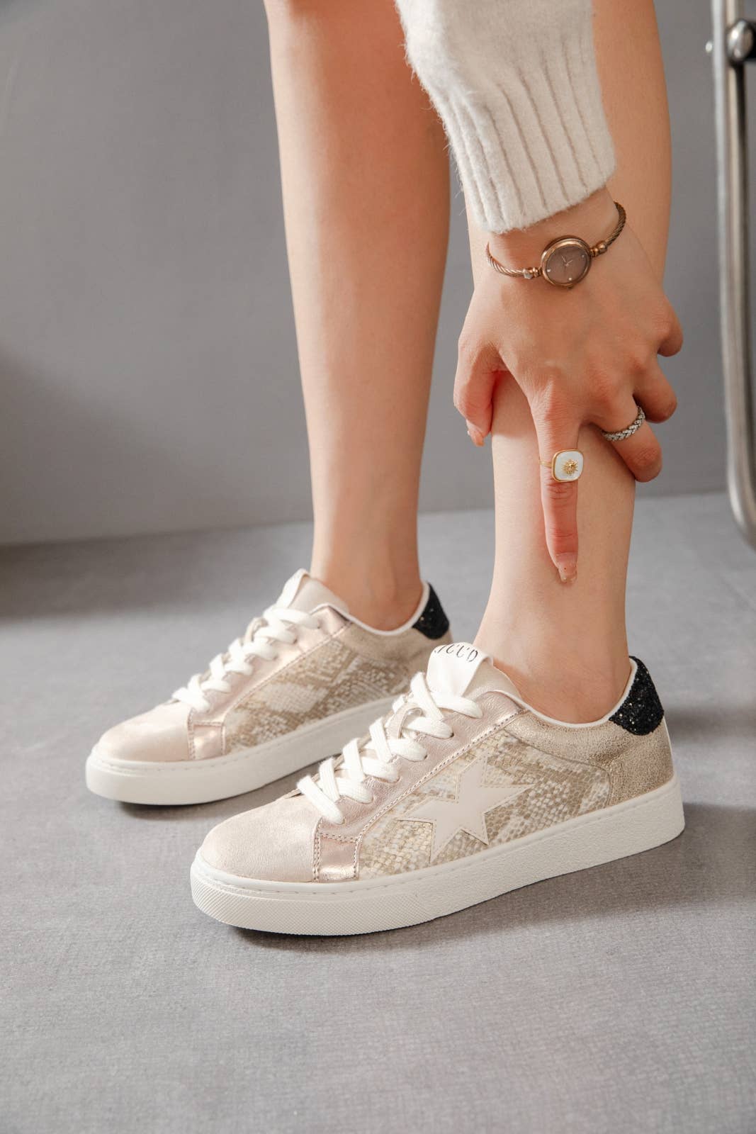 ERYNN – wholesale Vardagssneakers - Dam – Snörskor Elia med guldsparkle och metallicdetaljer1