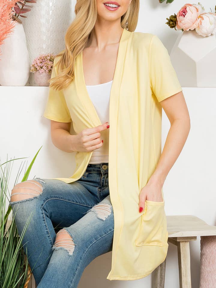 YMC30008V, EINFARBIGE STRICKJACKE MIT KURZEN ÄRMELN UND OFFENER VORDERSEITE für den Großhandel von You & Me