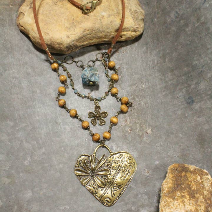 Collier en cuir vert-de-gris à cœur superposé bleu marine pour la vente par The Primitive Peddler, Inc.