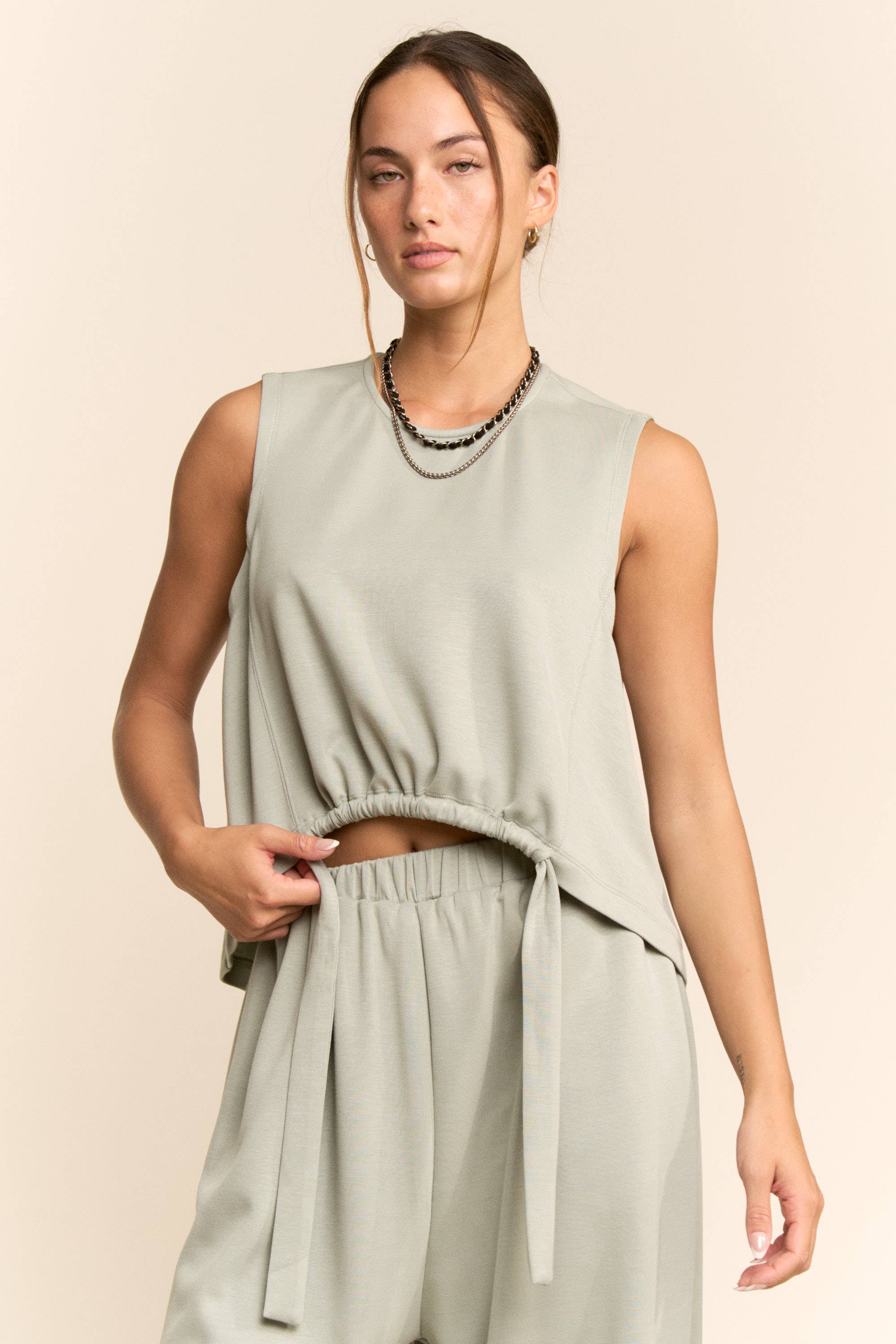 Davi & Dani - Vendita all'ingrosso Pantalone - Donna - SET DI PANTALONI IN TINTA UNITA CON SCOLLO ROTONDO E CINTURA2