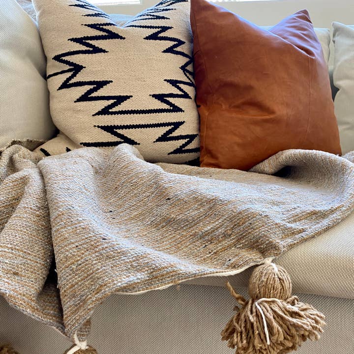 Eclectic Collective – Großhandel Überwurfdecke – Pom-Pom Decke in Tan/Grau3